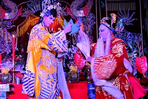 Cúng Tổ bằng nước hoa, tiền USD và chuyện nghề từ cái lưỡi heo 