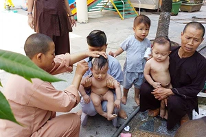 Những đứa trẻ nơi cửa Phật