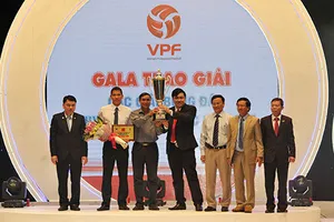 Tổng kết V-League: Xấu che, tốt khoe