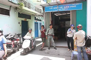 Cơi nới chốt dân phòng lấn đường đi 