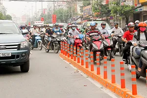 Hết đường chen lấn lên cầu vượt Hoàng Hoa Thám