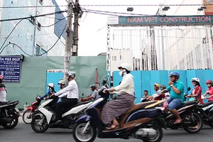 Cao ốc ‘đụng’ metro: Chưa biết xử sao!