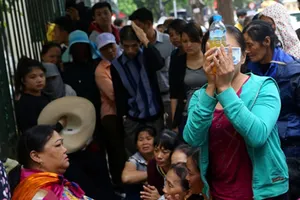 ‘Thánh cô’ chữa bách bệnh trước BV