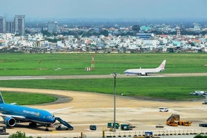 Nước ngập, nguy cơ đóng cửa sân bay Tân Sơn Nhất