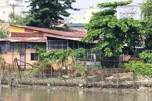 Sạt lở làm nước tràn qua kênh Tẻ 