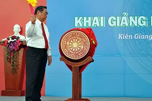 Ông Lê Hồng Anh dự lễ khai giảng ĐH Kiên Giang