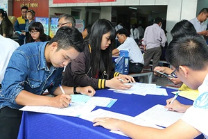 Dỡ gánh học phí cho sinh viên nghèo