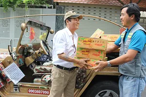 Sắm xe Jeep đi xin quà cho người nghèo