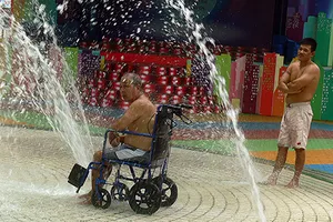 Đẩy cha đi tắm