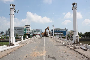 Long An tạm ngưng đập cầu Đúc trăm tuổi