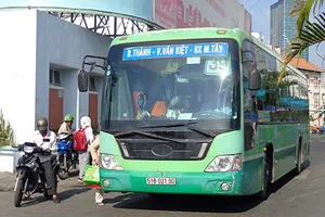 Đón xe buýt sao mà khó quá!