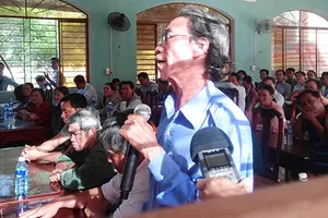 Đối thoại vụ mang quan tài cản thi công