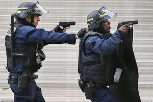 Nữ khủng bố nổ bom tự sát 