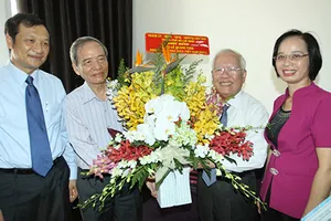 Lãnh đạo TP.HCM thăm và chúc mừng các nhà giáo lão thành