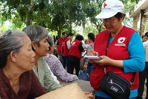 Người đàn bà khâu áo cũ 