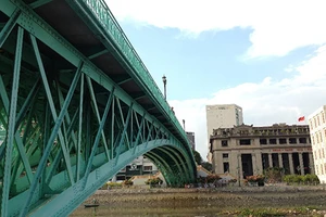 Cầu Mống yêu kiều để làm ‘kiểng’