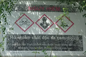 Bắt cá ở hồ nhiễm chất độc da cam rồi đem bán 