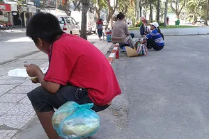 Những đứa trẻ lay lất ngoài đường