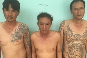 Bắt nhóm dàn cảnh trộm đồ trên ô tô