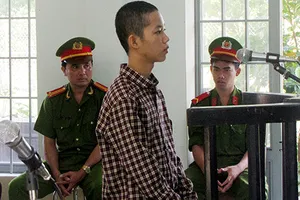 Vụ ‘HS tạt acid trưởng CA xã’: ‘Tòa sơ thẩm xử đúng quy định’