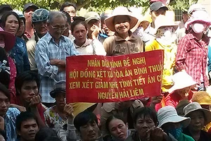 Dân căng băng rôn xin xử nhẹ bị cáo giết vợ và cha vợ