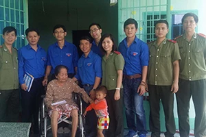 Khám bệnh và tặng quà các bà mẹ Việt Nam anh hùng