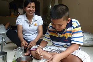 Phát tờ rơi tìm con đi lạc, mẹ bị điện thoại ... đùa giỡn! 