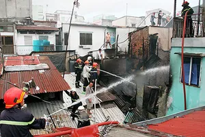 Sự thật về chuyện 'dân quỳ lạy công an vì chữa cháy chậm'