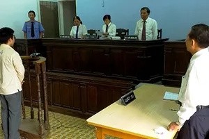 Luật sư ngồi ngang hàng với VKS 