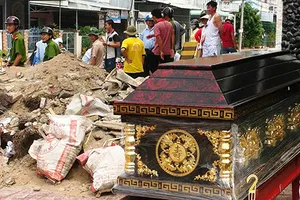 ‘Tặng’ quan tài coi chừng bị xử hình sự