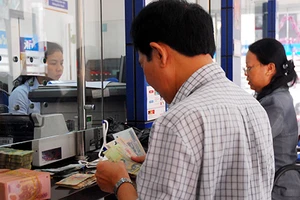 Nhà băng ‘vắt chân lên cổ’ thoái vốn