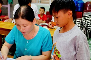 Mẹ hiếm muộn chăm con mồ côi