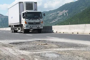 Quốc lộ 1 vừa sửa xong lại hỏng tiếp