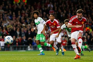 Wolfsburg - MU: Khi MU bị dồn đến chân tường