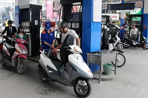 Dầu thô lao dốc, giá xăng Việt Nam vẫn vậy!