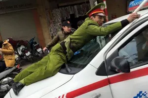 Chỉ nhảy lên nắp capô khi không còn lựa chọn