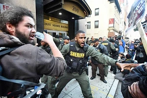 Phiên tòa nạn nhân da đen Freddi Gray phải xử lại