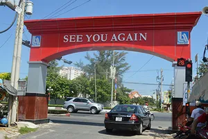 Đại gia Lê Ân bị buộc dỡ cổng chào 