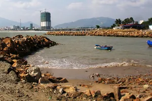 Ồ ạt lấn vịnh Nha Trang trái phép