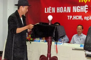 Xiếc rong, ca sĩ kẹo kéo... đi thi