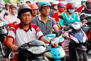 Tranh cãi buộc xe máy bật đèn ban ngày