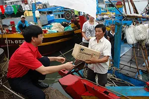 Tặng thiết bị thông tin cho ngư dân 24 tỉnh, thành ven biển