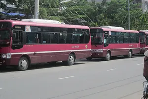 Bãi đậu xe buýt làm khổ dân