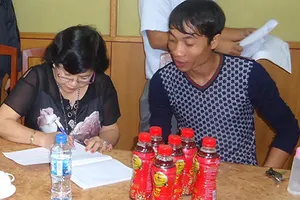 Tiếp nhận các chai trà Dr. Thanh ‘lợn cợn như giấm’