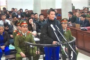 Các bị cáo ngân hàng, hải quan đều chối tội