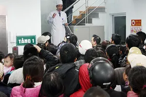 Khủng hoảng vaccine: 'Đừng mở cửa, chúng tôi sẽ chết vì bị giẫm đạp!'