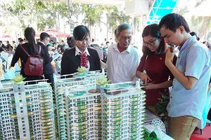 Một diễn giả tuyên bố mua 100 căn hộ xanh