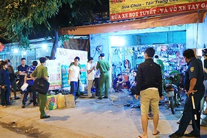 Truy tìm kẻ đâm chết hai người ở tiệm sửa xe