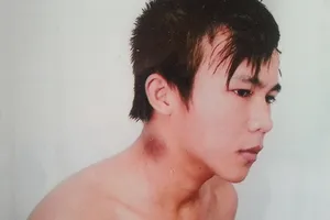 Đang lấy lời khai, công an bỏ đi... ăn tiệc!