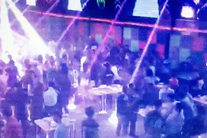 Nhảy sexy trong quán bar 